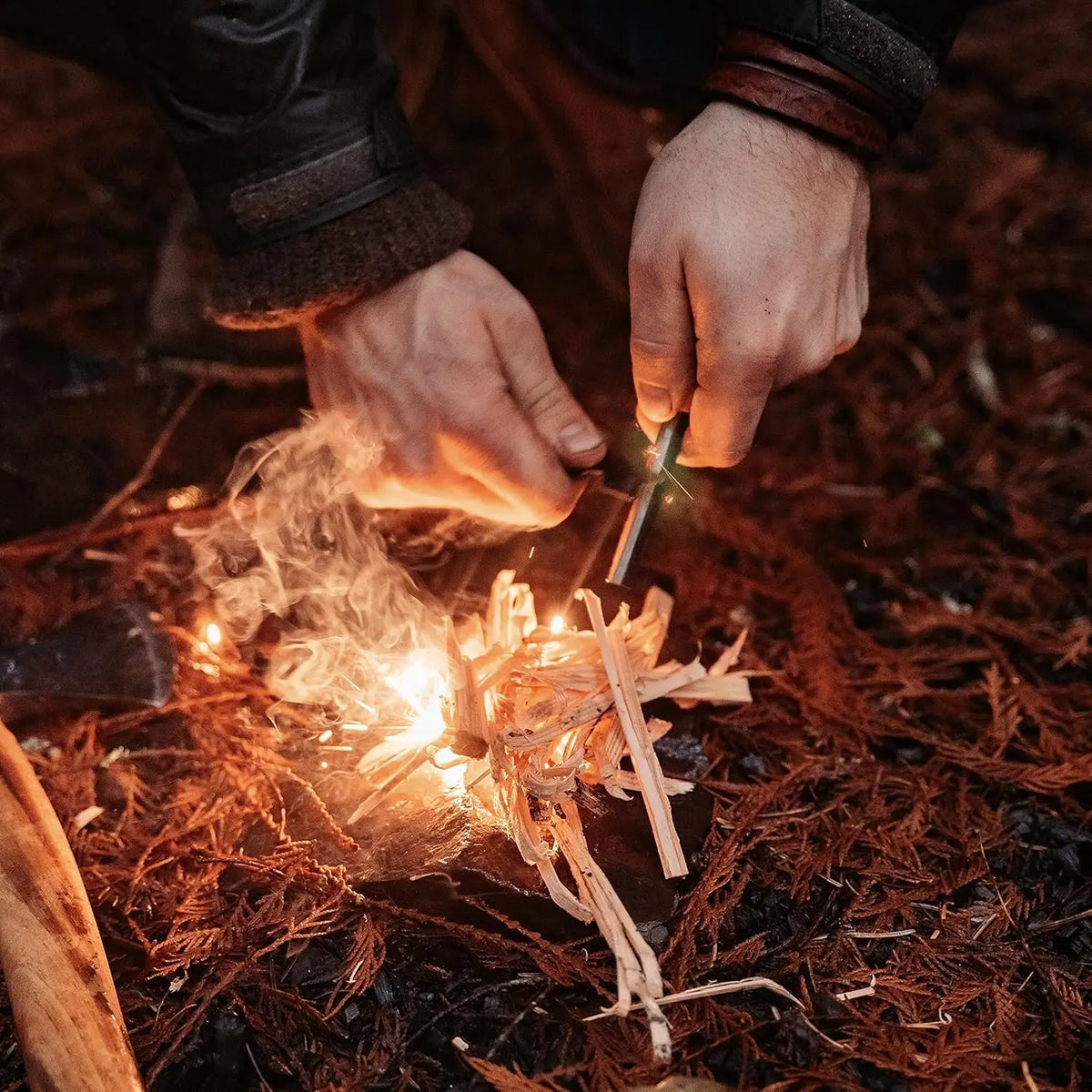 Waterproof Iron Magnesium Fire Starter Kit With Leather Pouch